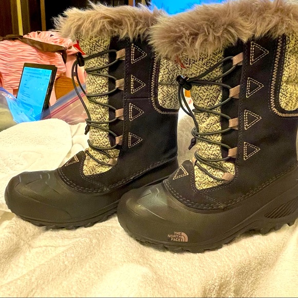 The North Face - Girls Suede WaterProof Boots sz 4 New- 200 gram Insulation - Picture 2 of 8
